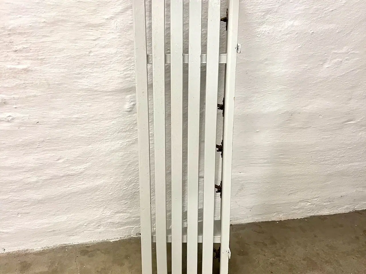 Billede 4 - Hattehylde med guldlook-kroge. Hylden er 88 cm bre