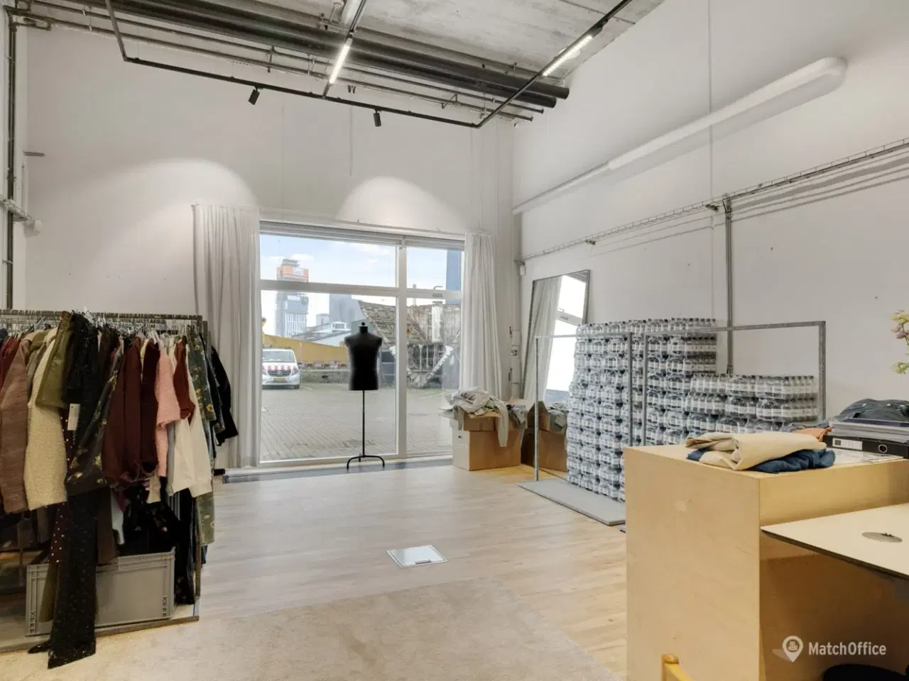 Billede 5 - Højloftet erhvervslejemål med udsigt til bugten