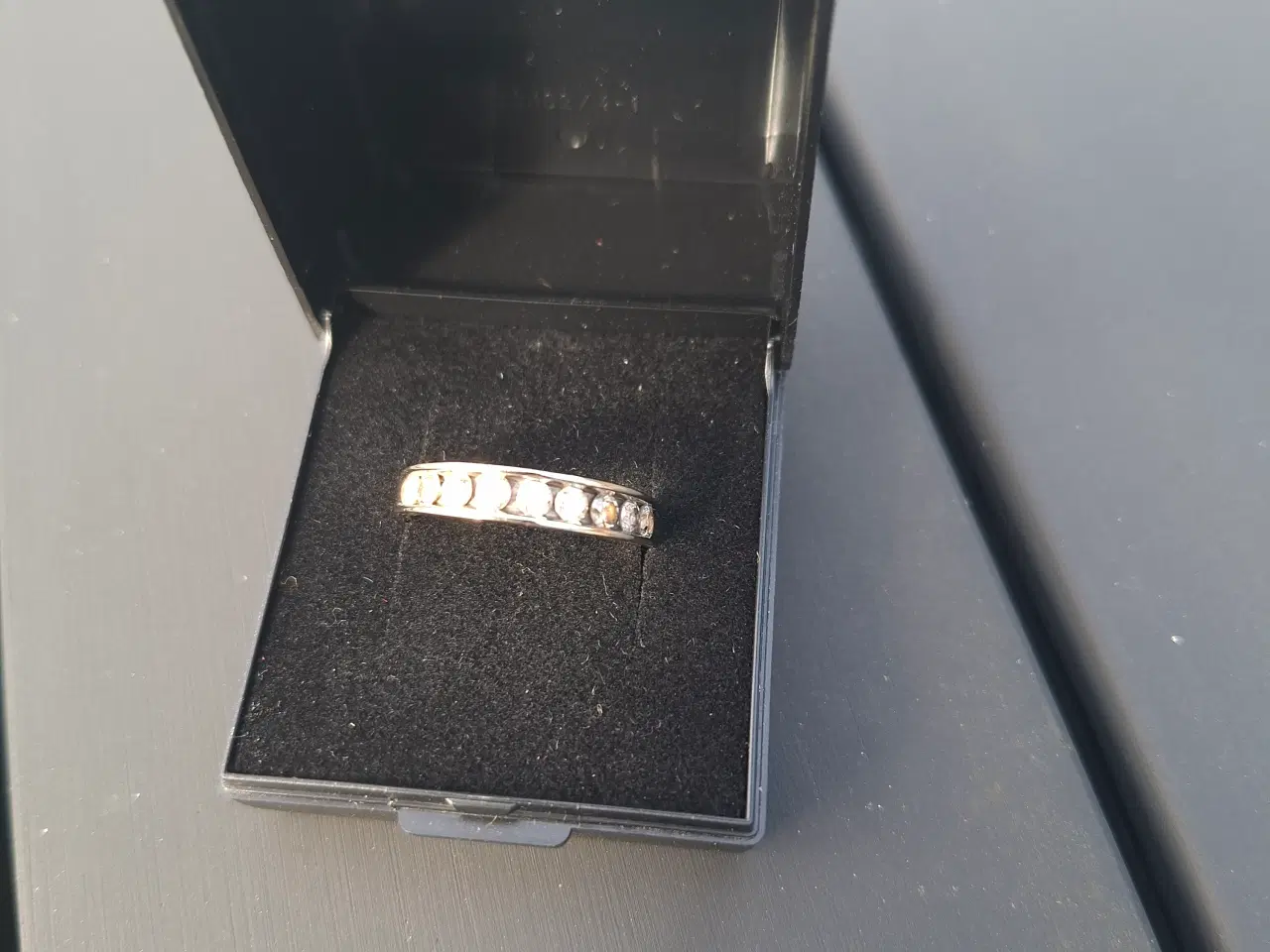 Billede 4 - 14 kt .Hvidguldsring med brillianter