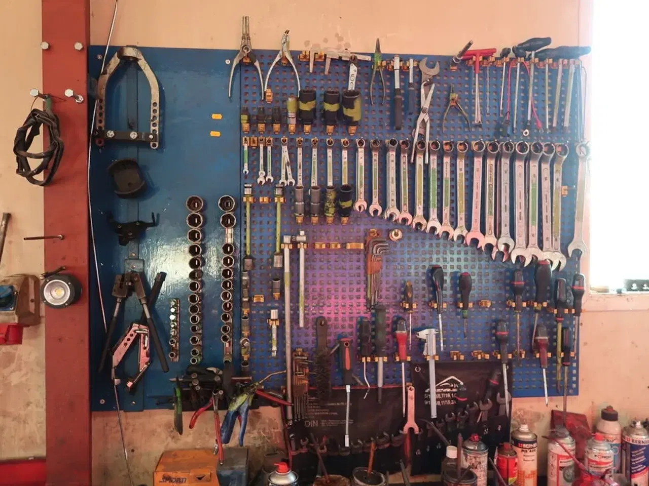 Billede 1 - Værktøjstavle med indhold