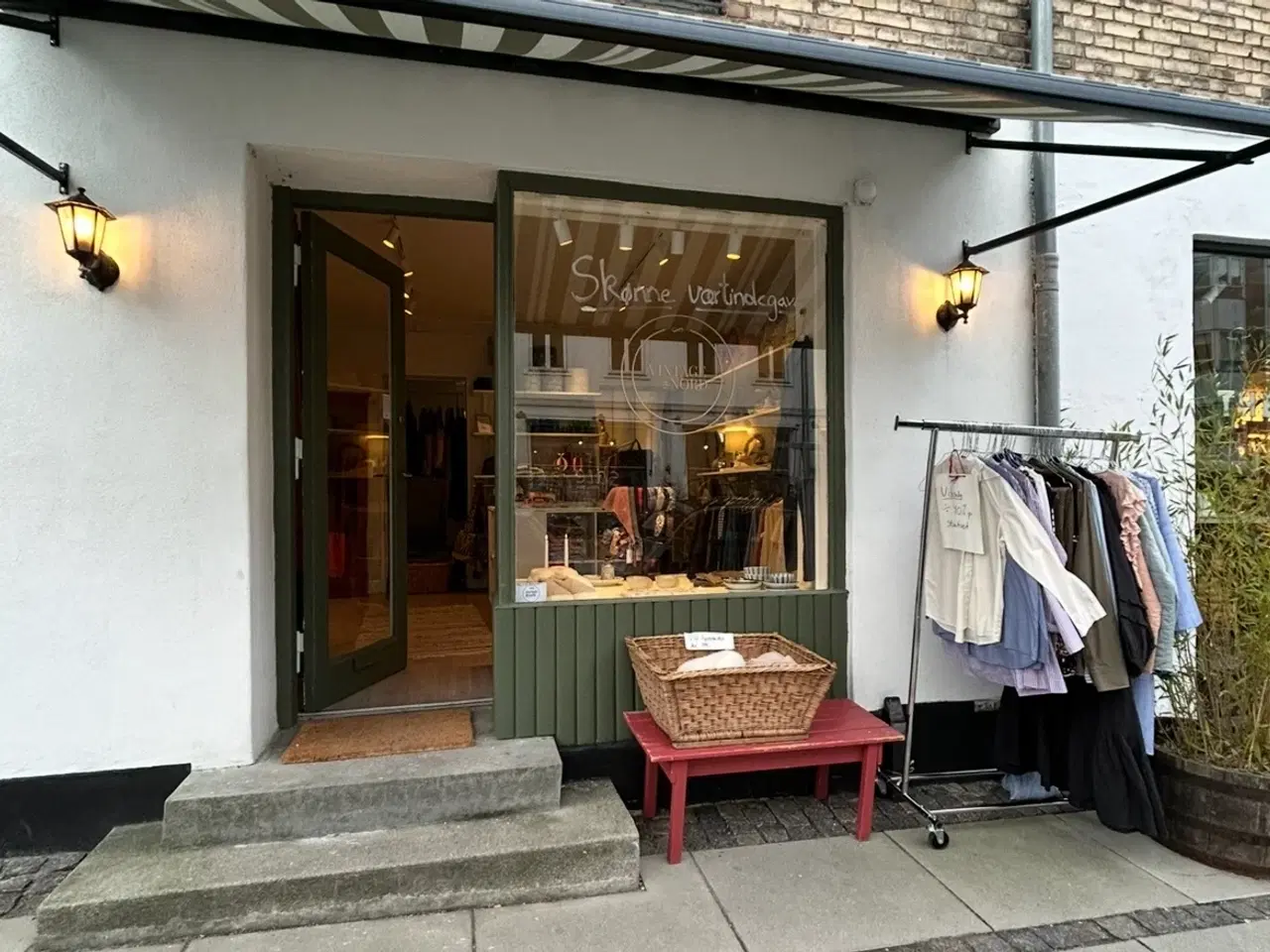 Billede 2 - ATTRAKTIVT BUTIKSLOKALE TIL LEJE I CHARLOTTENLUND VED JÆGERSBORG ALLE