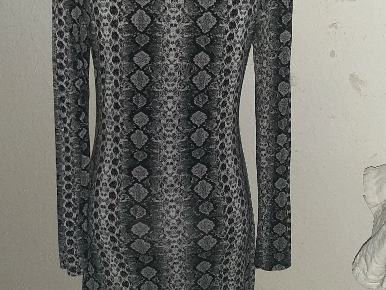 Billede 2 - Kjole-Bodycoon. Med snakeprint/Størrelse : Medium