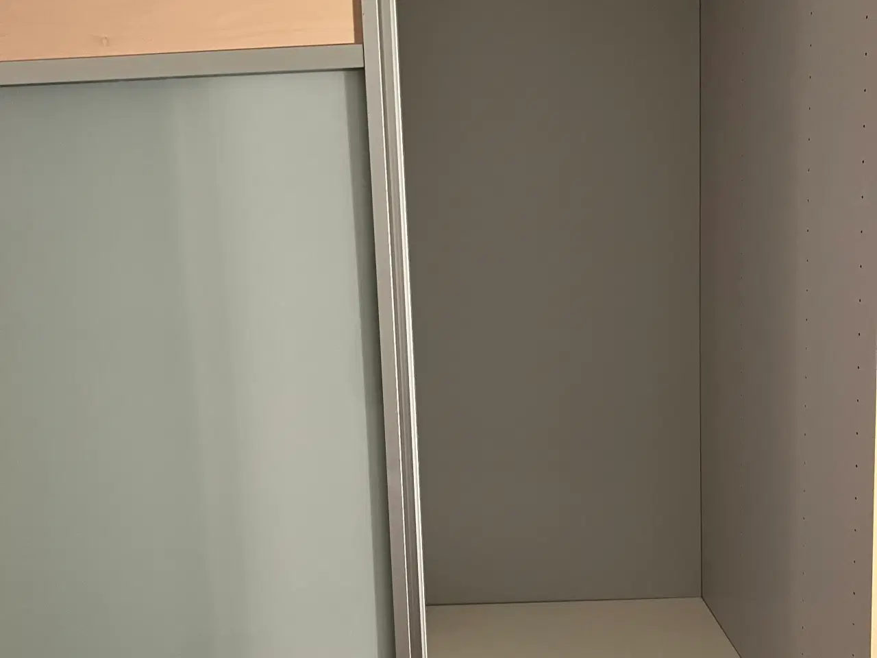 Billede 3 - Et flot og rummeligt klædeskab