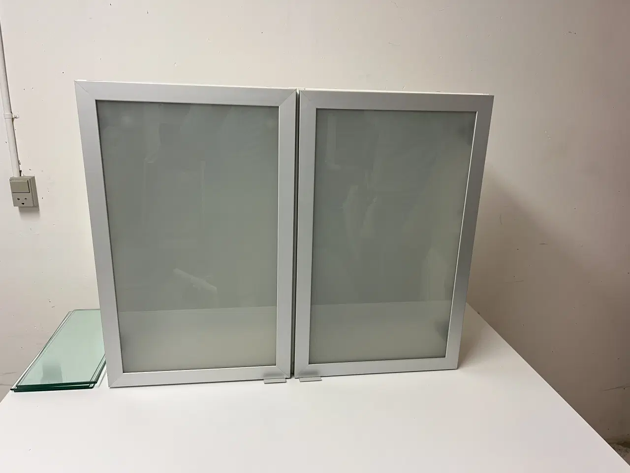 Billede 3 - Skab med 2 låger i mat glad