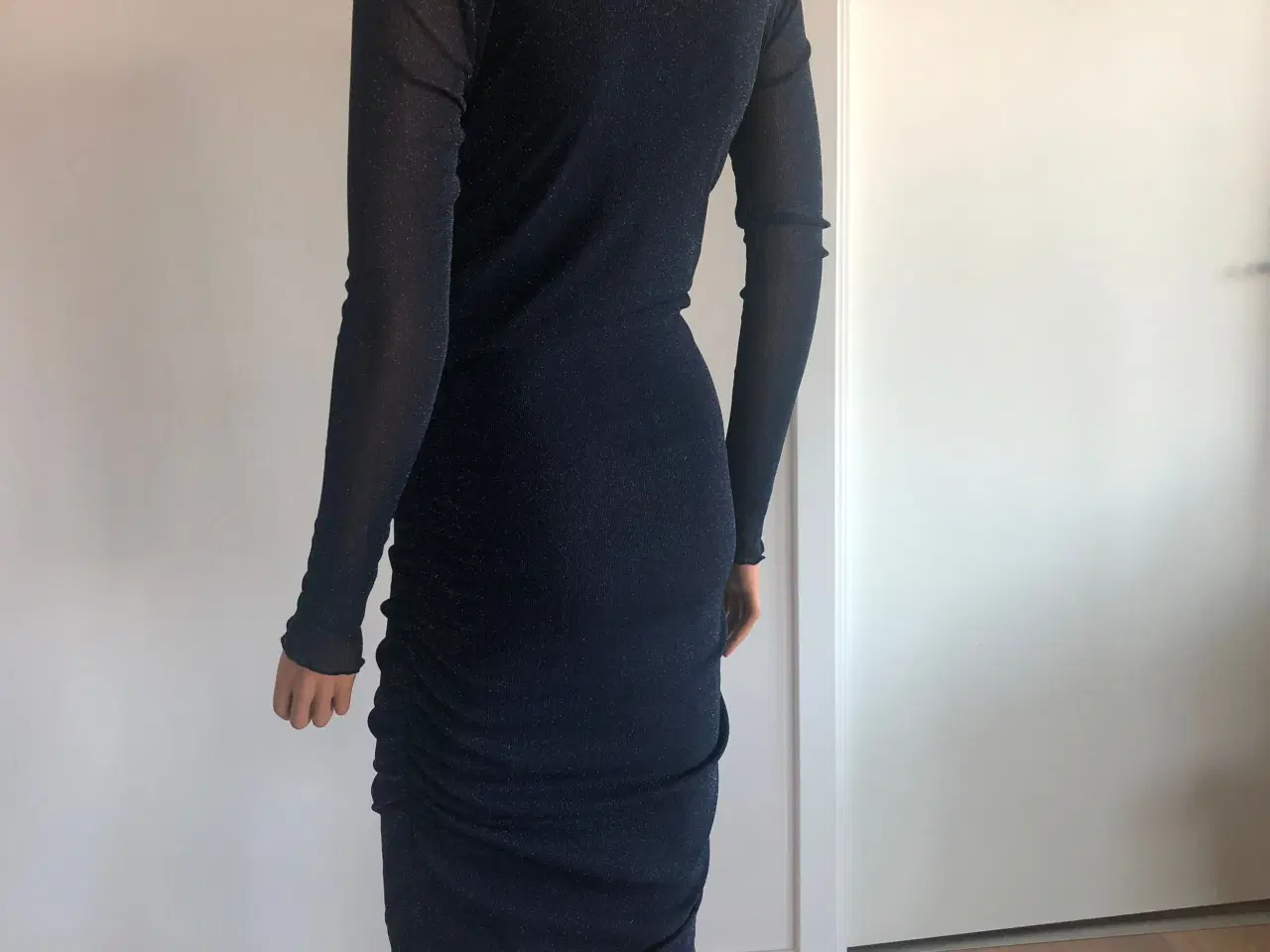 Billede 3 - Rigtig smart kjole med glimmer