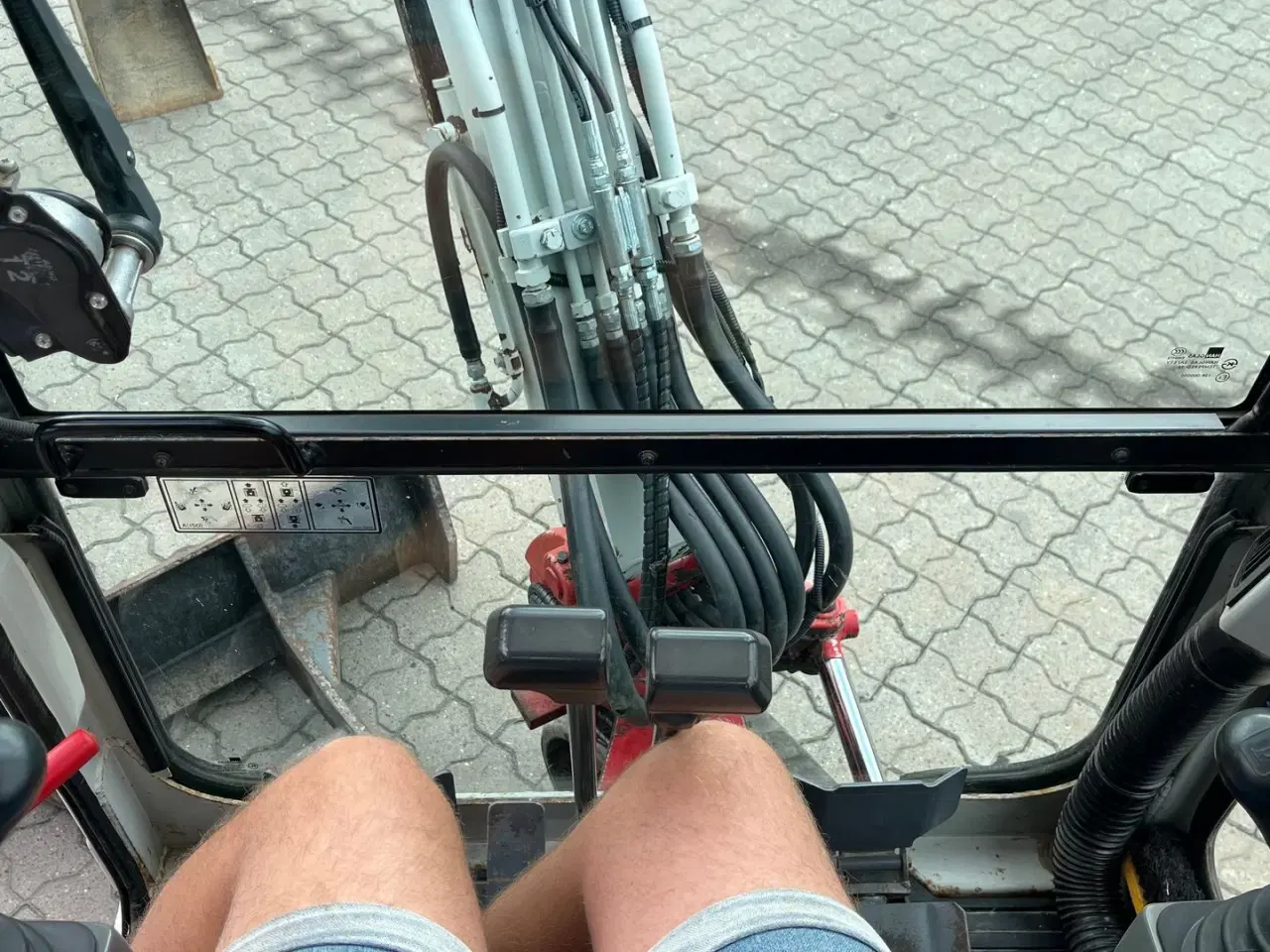 Billede 11 - Takeuchi TB016 Tilt fæste, hydraulisk skovl fæste fin stand