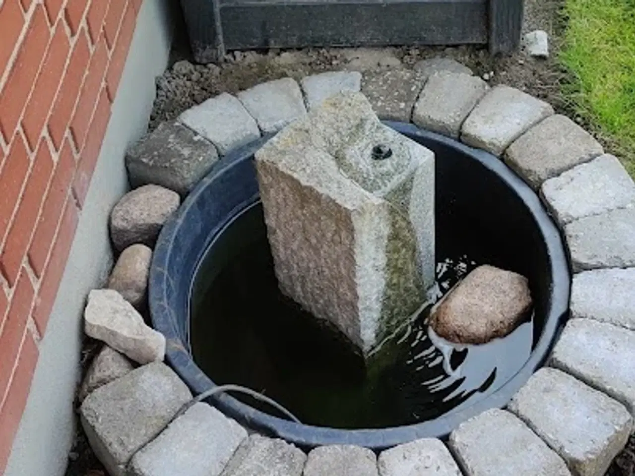 Billede 2 - Springvand i granit incl pumpe