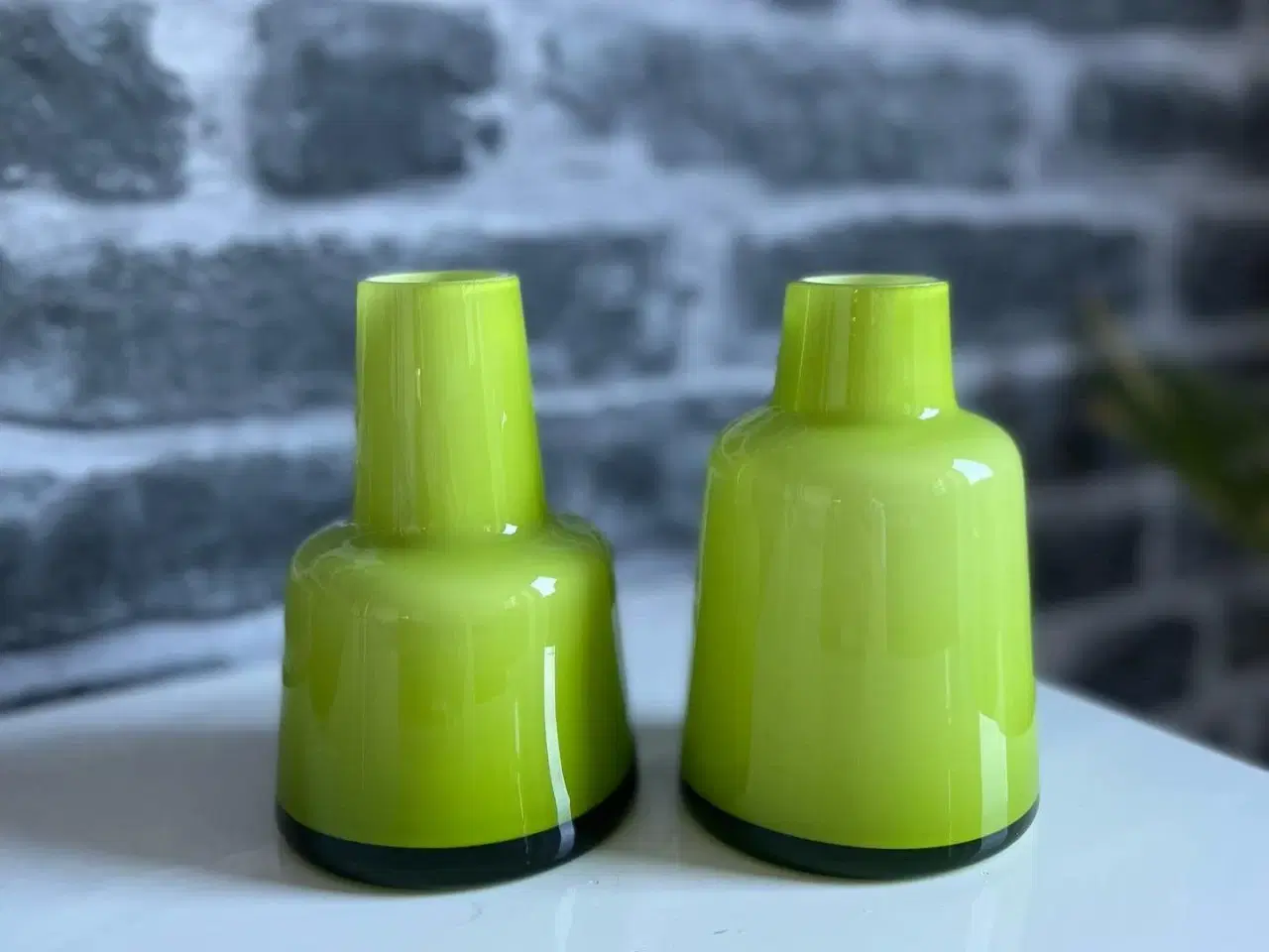 Billede 1 - 2 små søde grønne glas vaser 