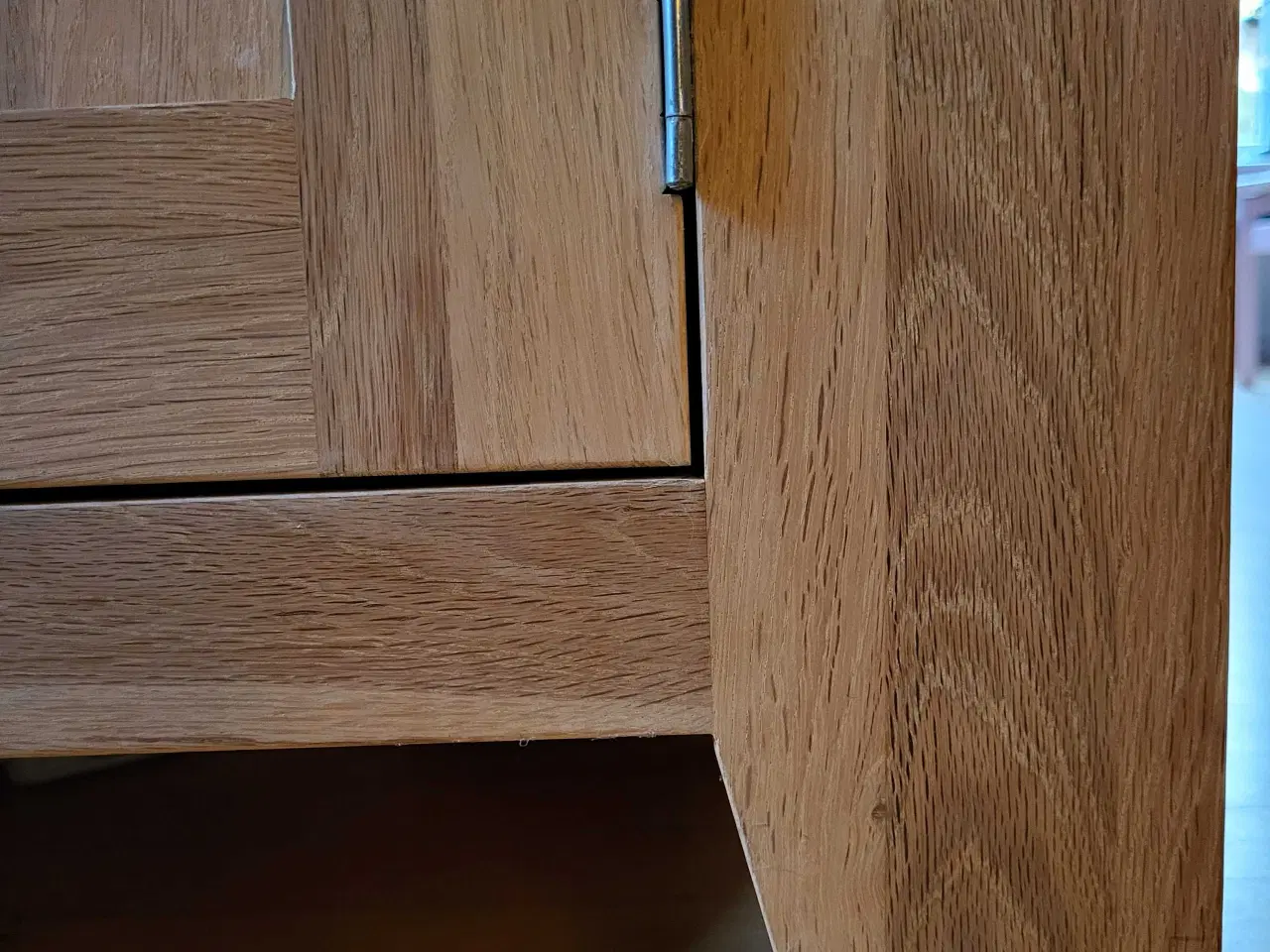 Billede 3 - Flot skænk i massiv eg