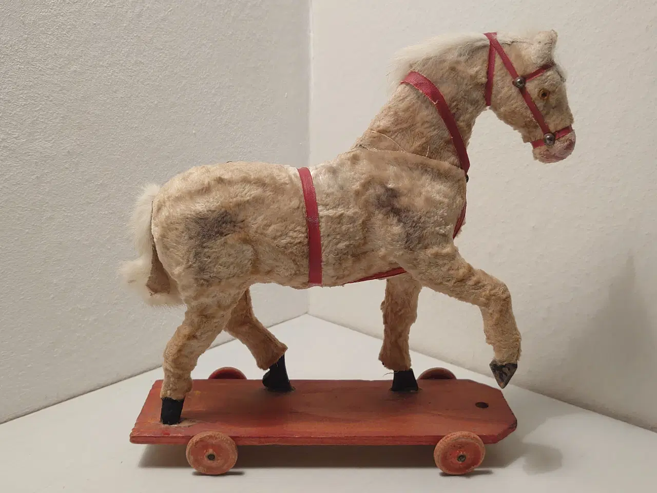Billede 3 - Gammel hest på hjulbræt. Ben af træ og filtbeklædt