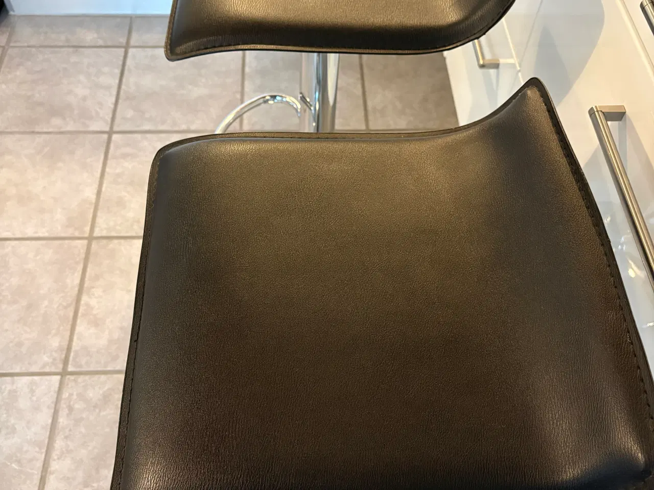 Billede 1 - Barstole med sort betræk. Ingen skrammer. 2 stk.