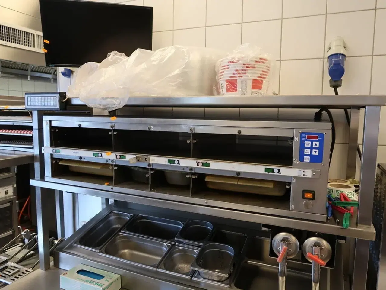Billede 2 - Rustfri stålbord med køleenhed (varmeskab medfølger ikke)