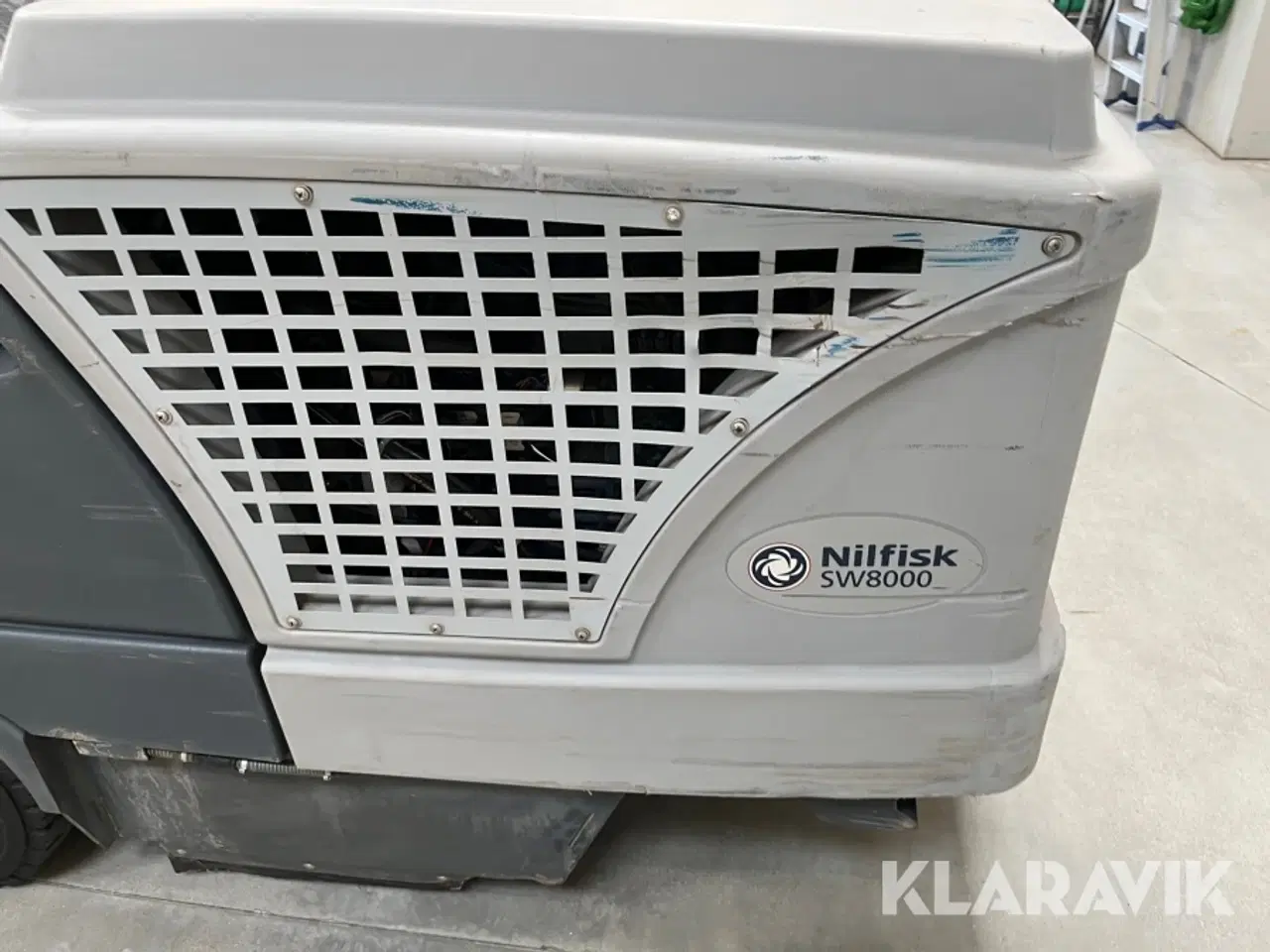 Billede 12 - Fejemaskine Nilfisk SW8000 med vanddyser