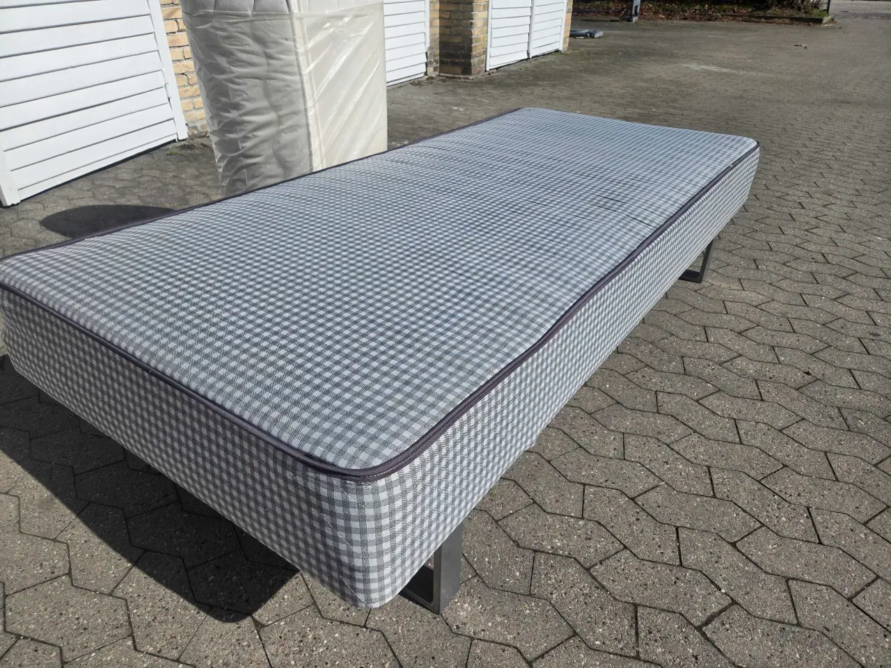 Billede 2 - Boxmadras gives væk! 