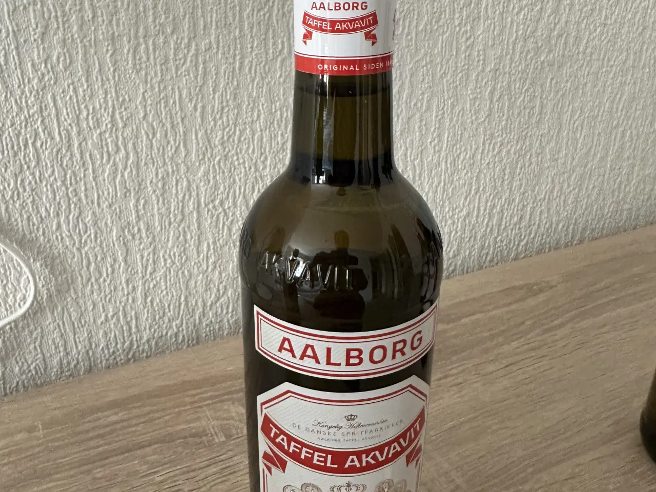 Billede 1 - Rød Aalborg akvavit sælges