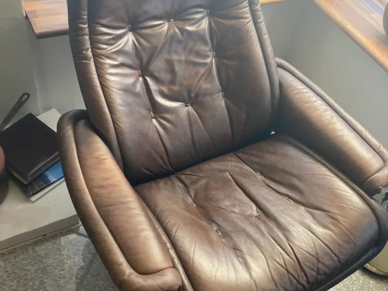 Billede 2 - VStressless vippe lænestol i brunt læder 