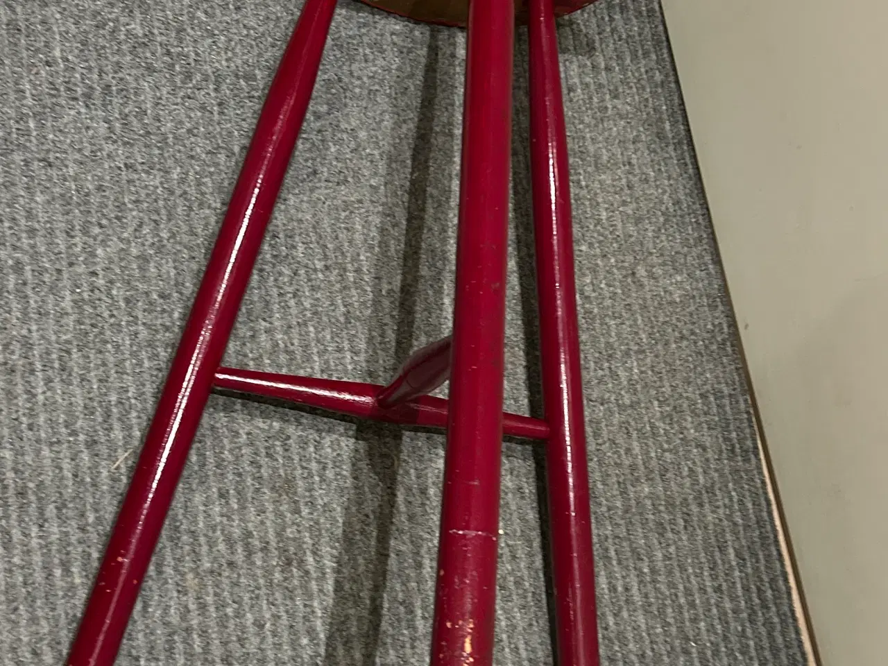Billede 7 - Vintage rød barstol skammel i træ – 69 cm