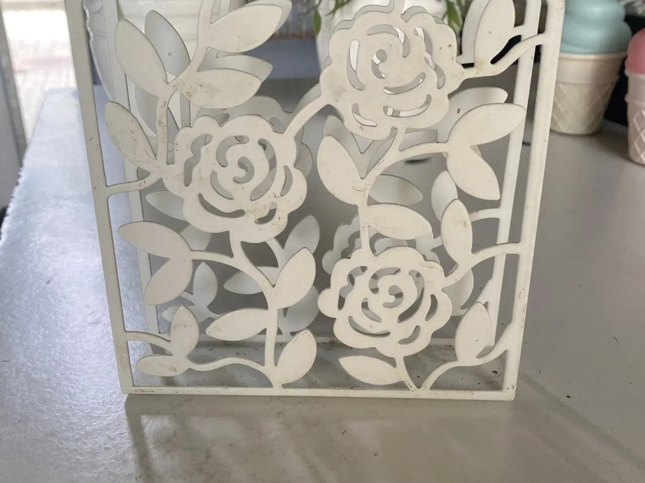 Billede 1 - Servietholder i hvid med flot blomstermønster