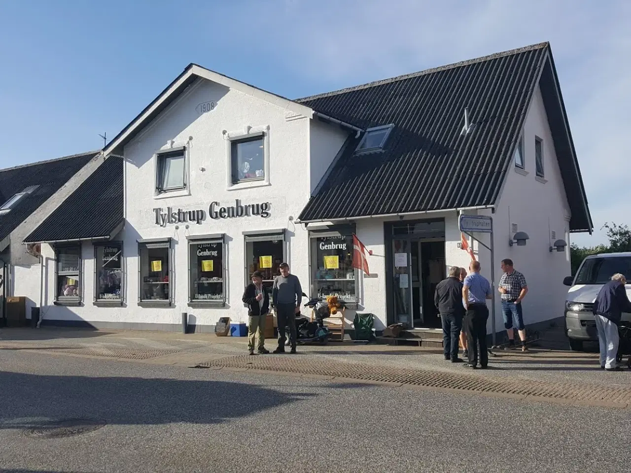 Billede 1 - ½ pris på alle varer i Tylstrup Genbrug