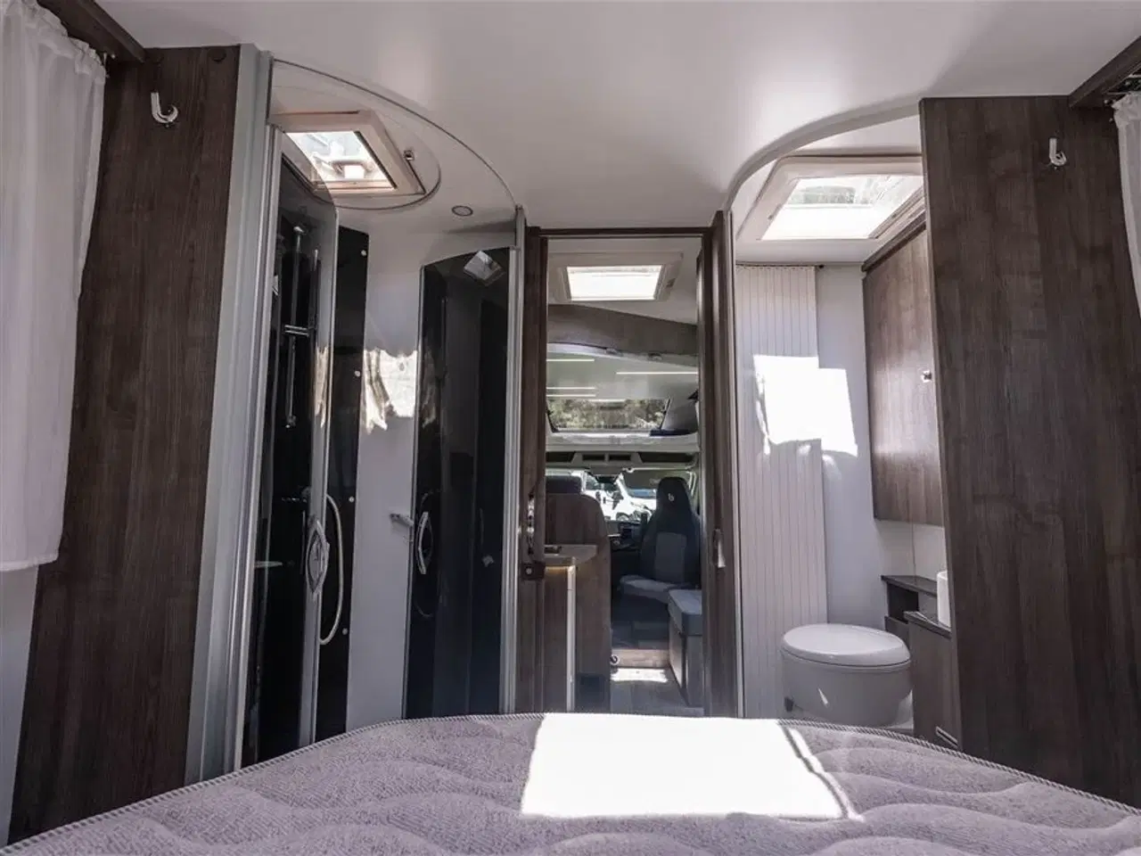 Billede 9 - 2026 - Benimar Tessoro 496   Queens bed med L-siddegruppe