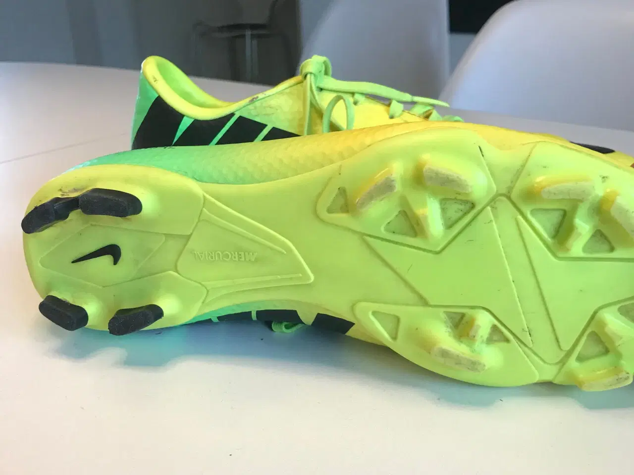 Billede 2 - gule og grønne fodboldstøvler i en str 38,5