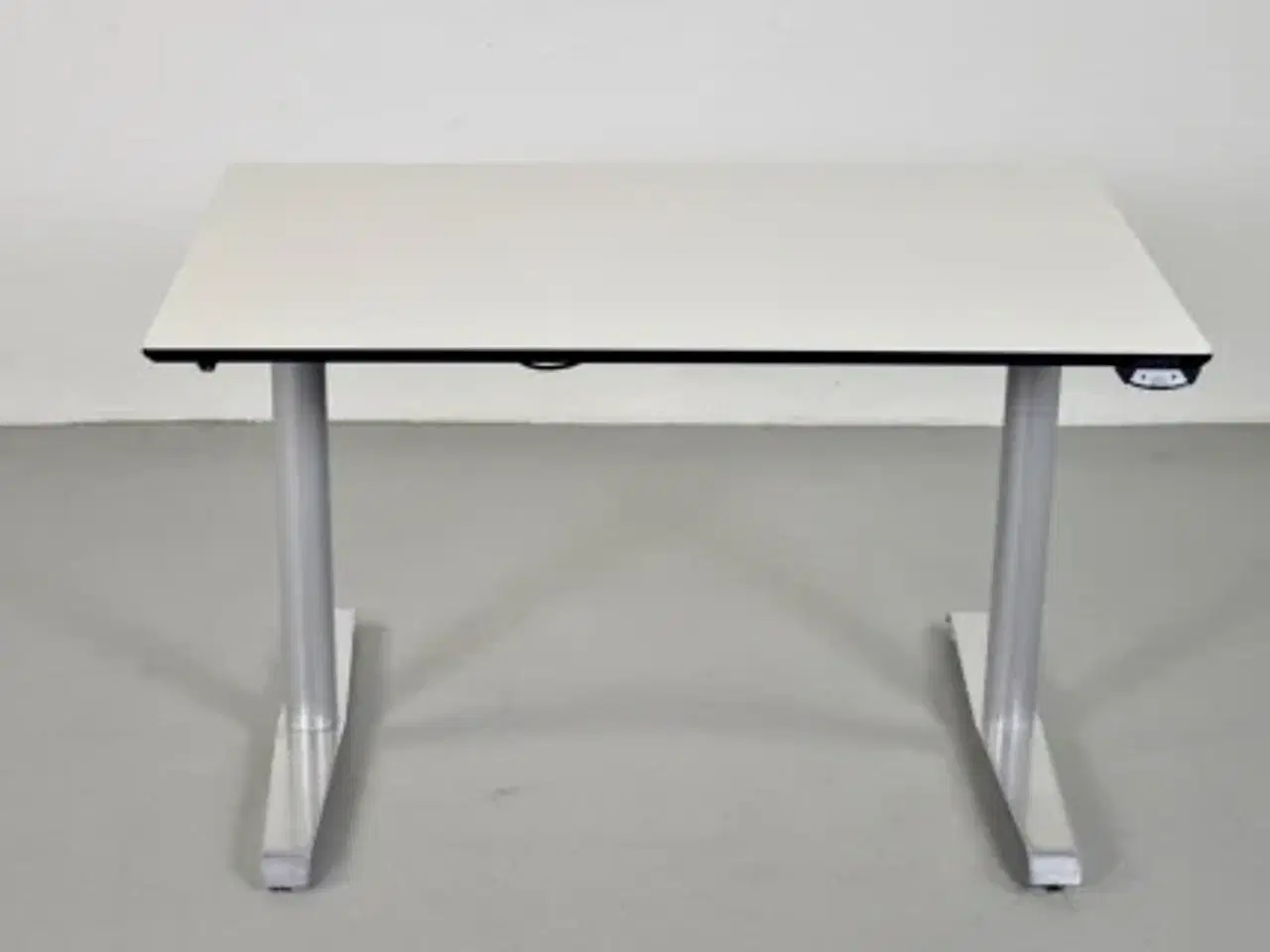 Billede 1 - Hæve-/sænkebord med hvid plade, 120 cm.