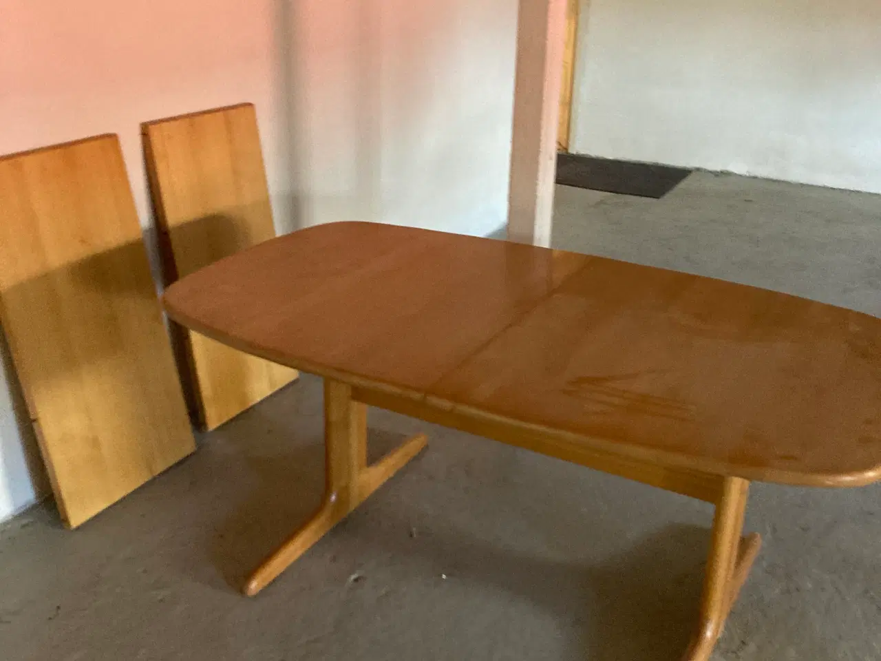 Billede 1 - Spisebord i bøg med 2 Extra plader.