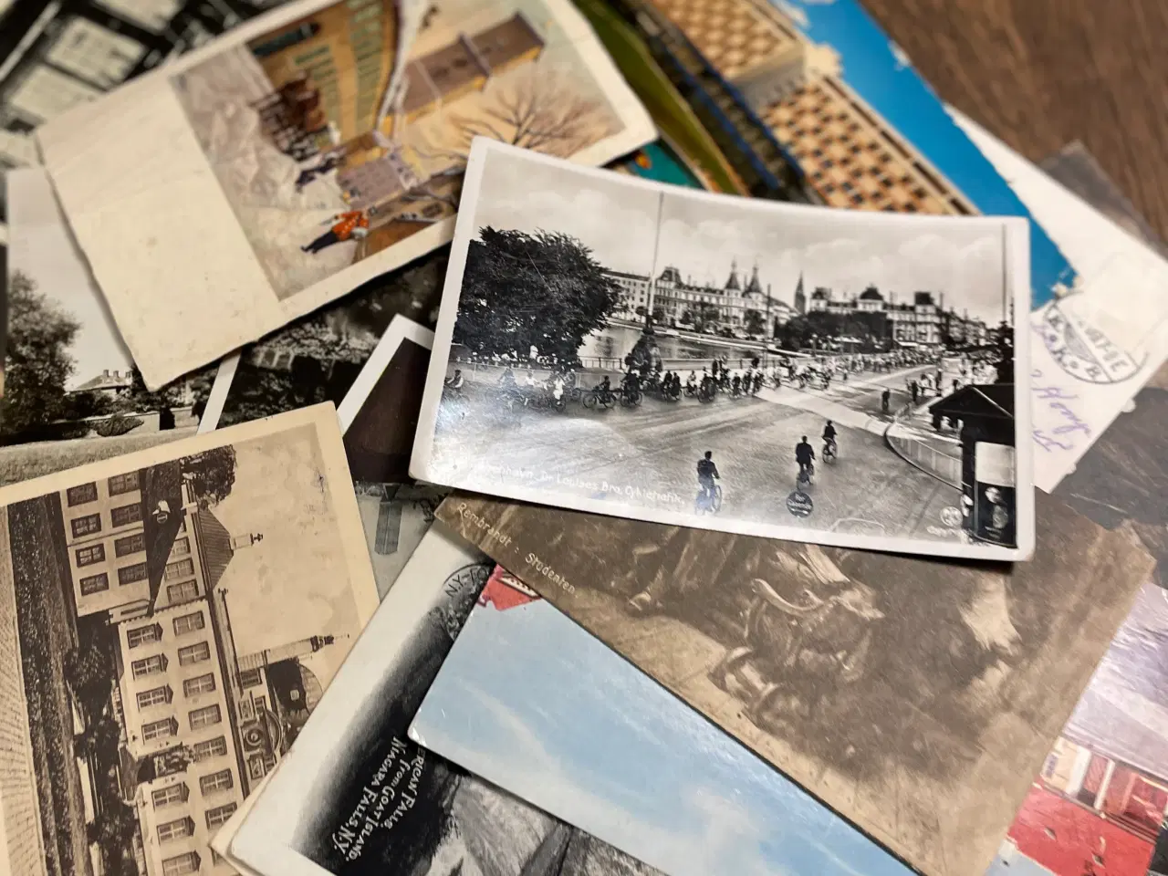 Billede 7 - Gamle postkort med frimærker.