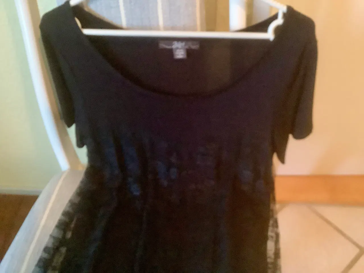 Billede 2 - Kort kjole med blonder, str.38/40.