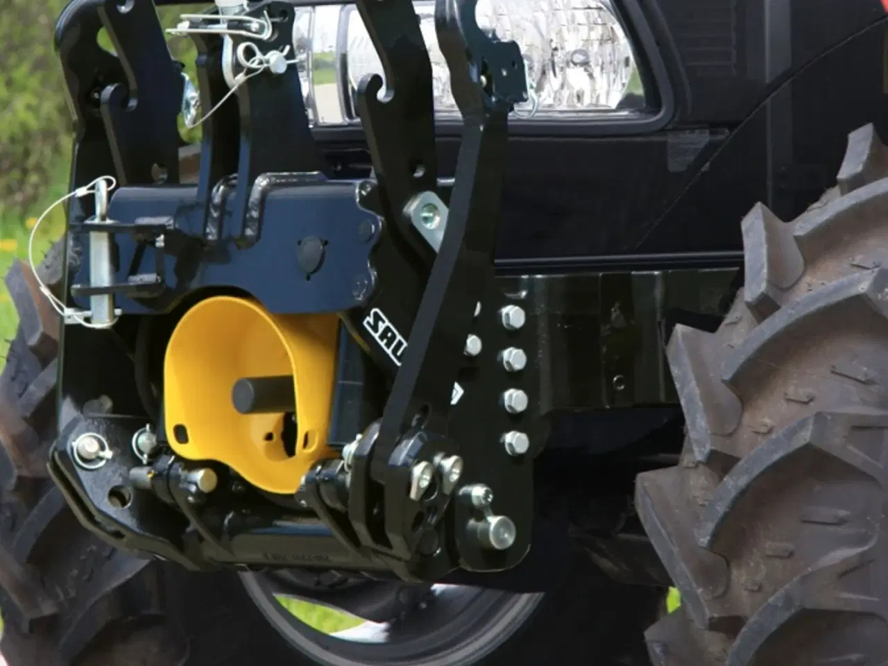 Billede 24 - Case IH Farmall 75 A Med frontlift og koblingsfrit vendegear og brede hjul.