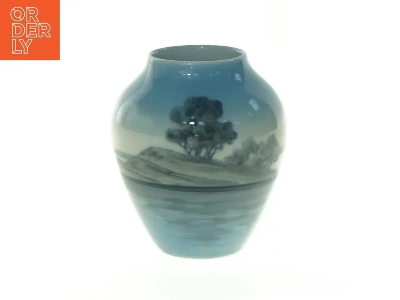 Billede 1 - Bing & Grøndahl Vase No. 500/5012 med Sø og Ø Motiv fra Bing og Grøndahl (str. 8 x 7 cm)