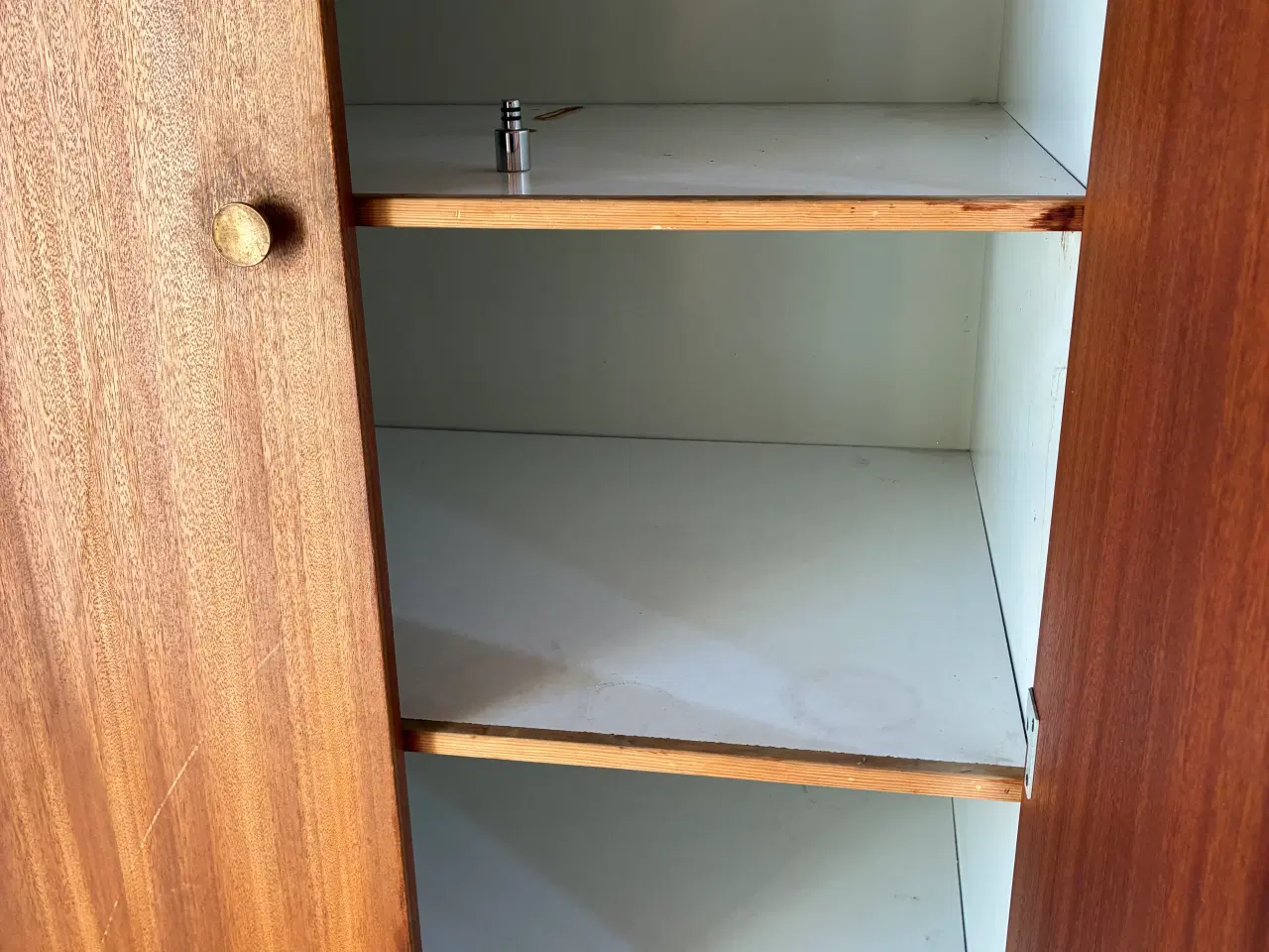 Billede 2 - Stort skab med smukke låger med messing greb