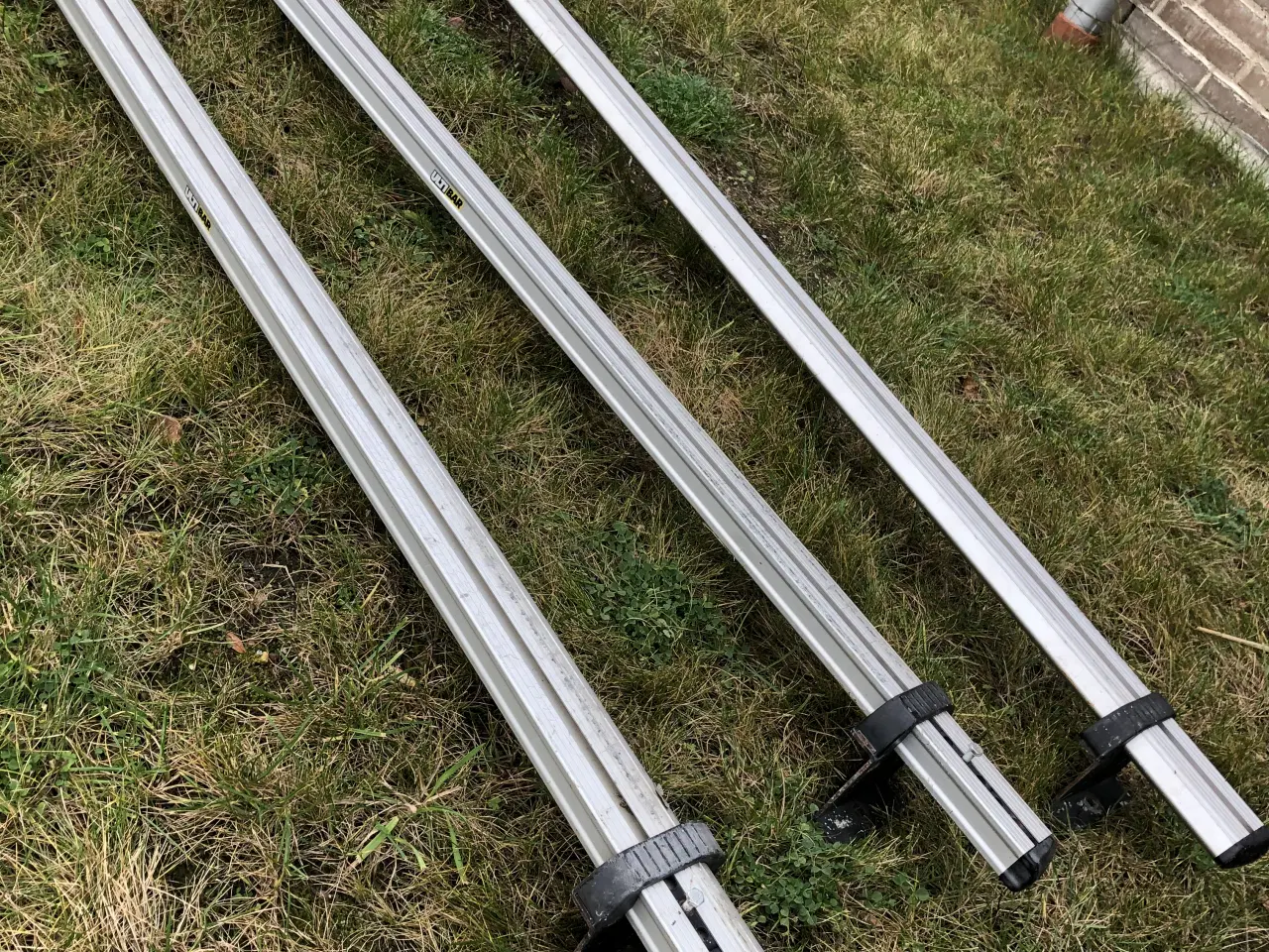 Billede 2 - Tagbøjler har siddet på en transporter.