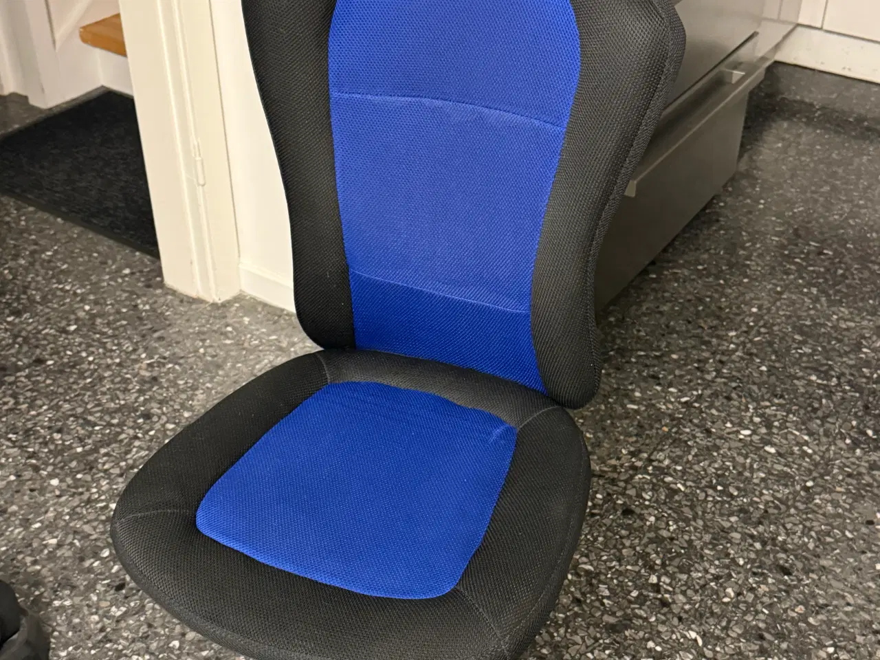 Billede 3 - Kontorstol i sort og blå 