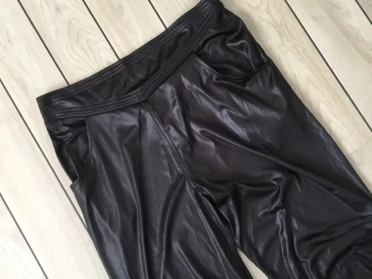 Billede 3 - Imitz sorte læderlook bukser str. S / Small i sort