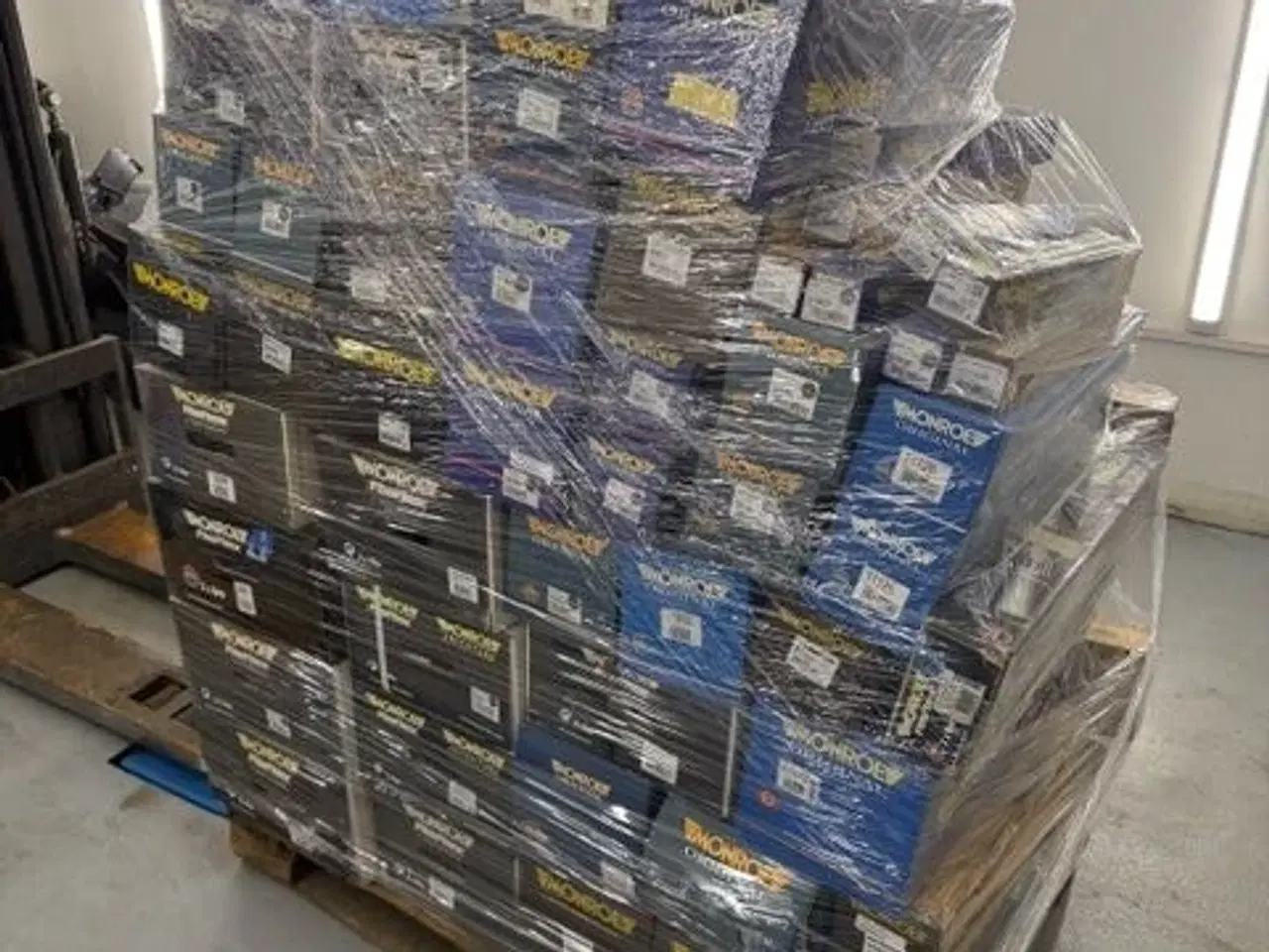 Billede 1 - Palle med Støddæmpere MONROE - Cirka 110 stk. - Kostpris 43.000 kr. ex. moms