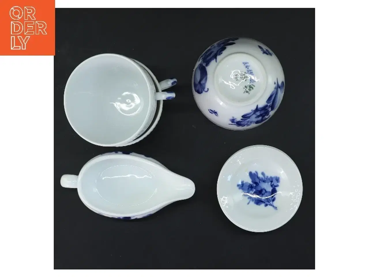 Billede 2 - Blå og hvid porcelænssæt fra Royal Copenhagen, med blå blomst motiv (str. Ø 8 cm)