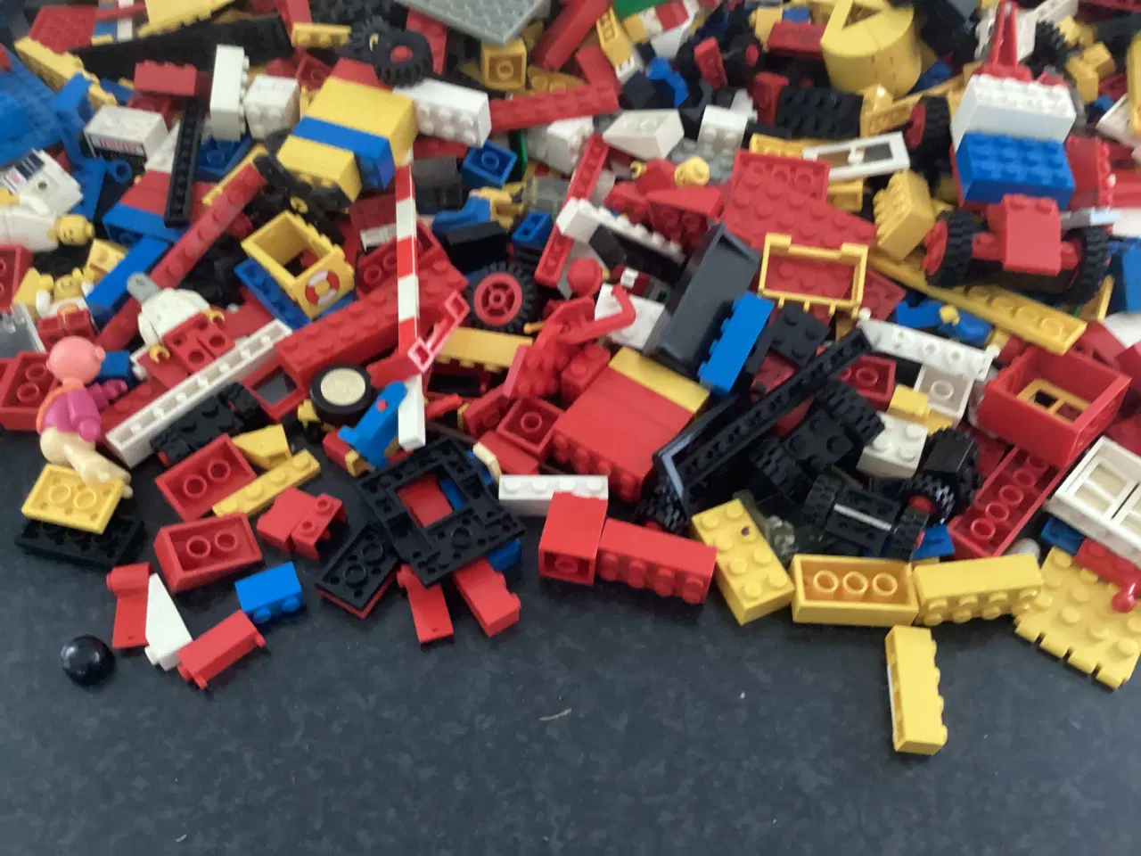 Billede 5 - Masser af lego og mange plader