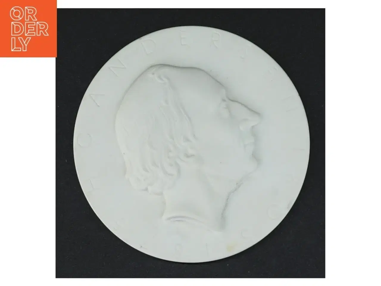 Billede 1 - Hvid porcelænsplatte med relief af H.C.Andersen fra Royal Copenhagen (str. Ø 10,5 cm)