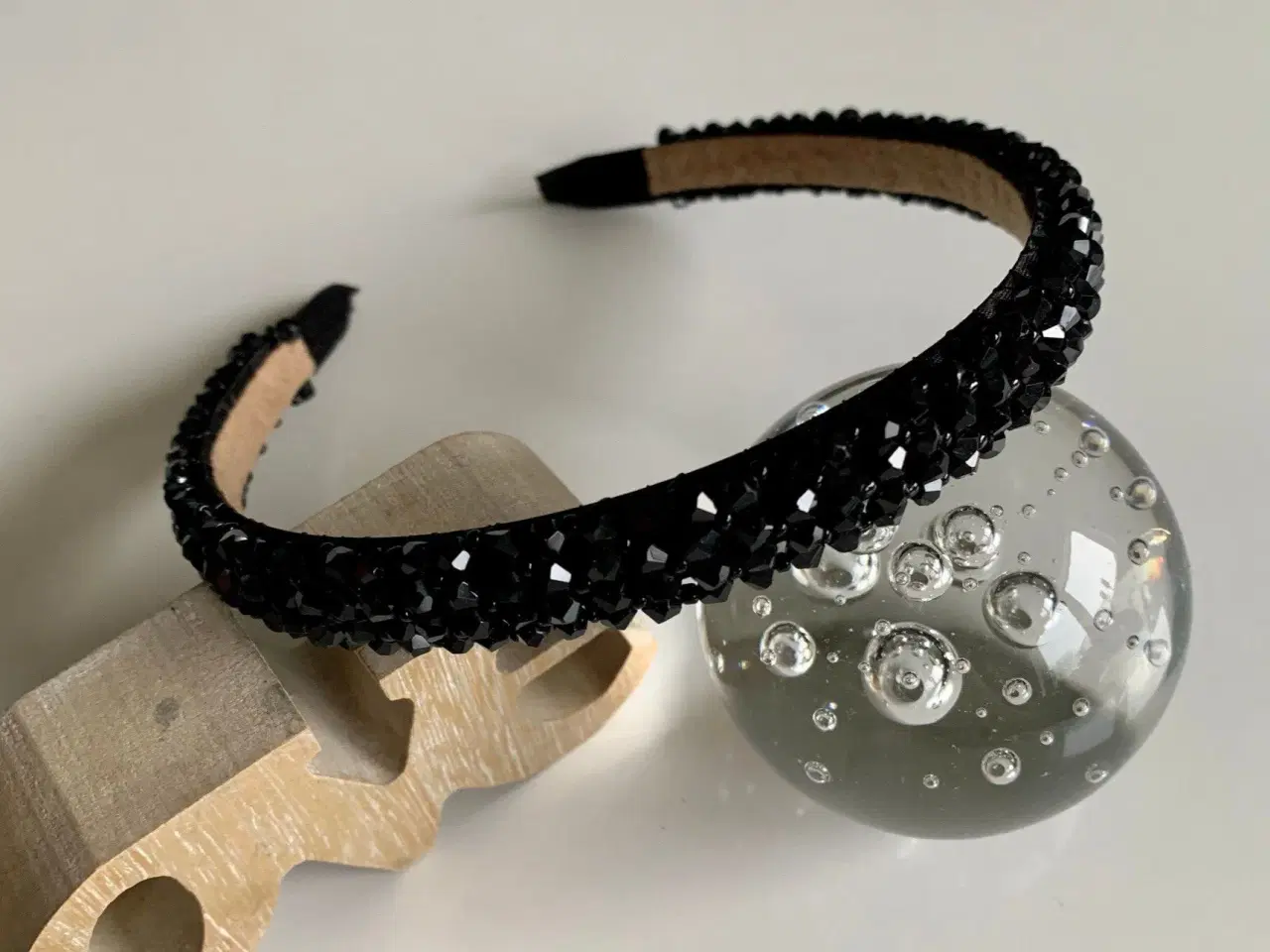 Billede 10 - Smuk sort hårbøjle med shiny perler i sort