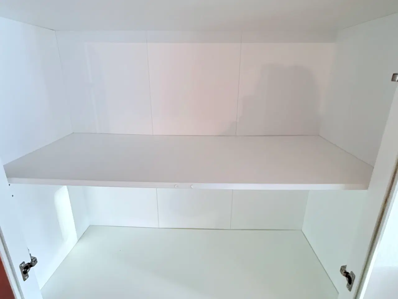 Billede 3 - Hvidt vitrineskab med glaslåger