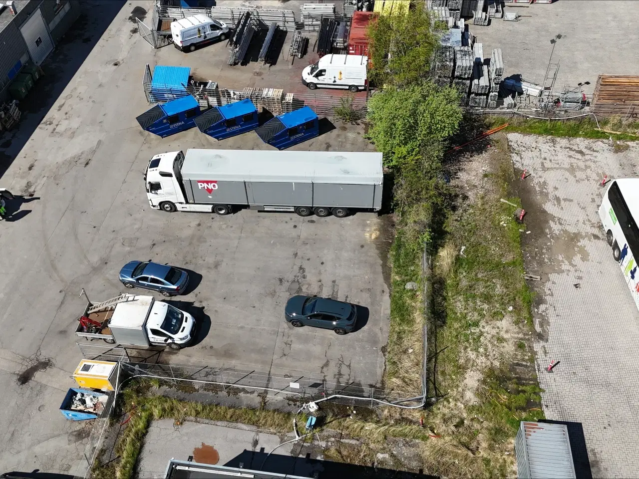 Billede 3 - Stort udendørsareal til parkering og/eller opbevaring