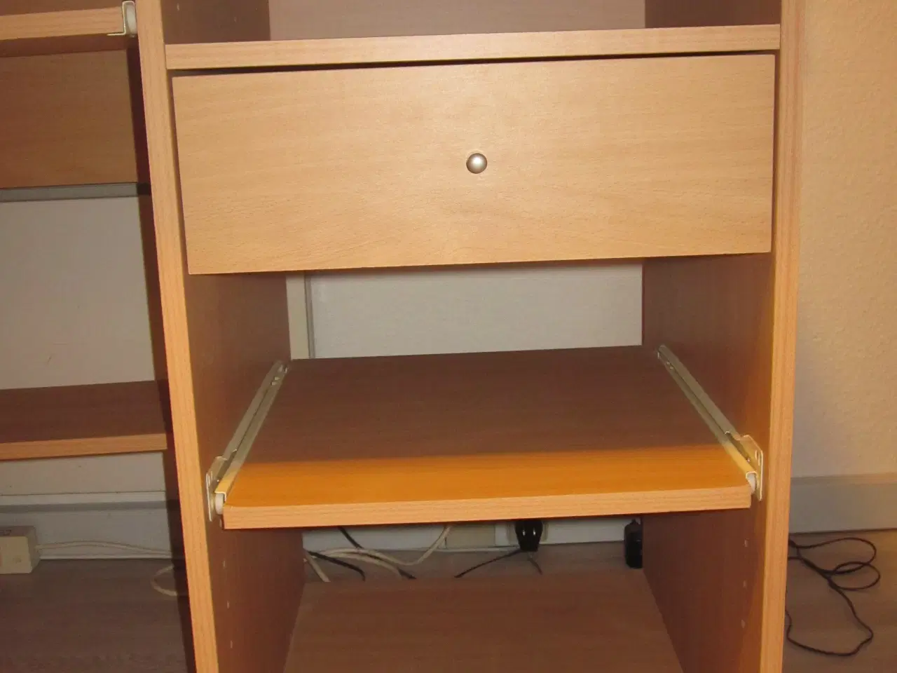 Billede 4 - Skrivebord i bøg med hylder og skuffer.Velhoidt