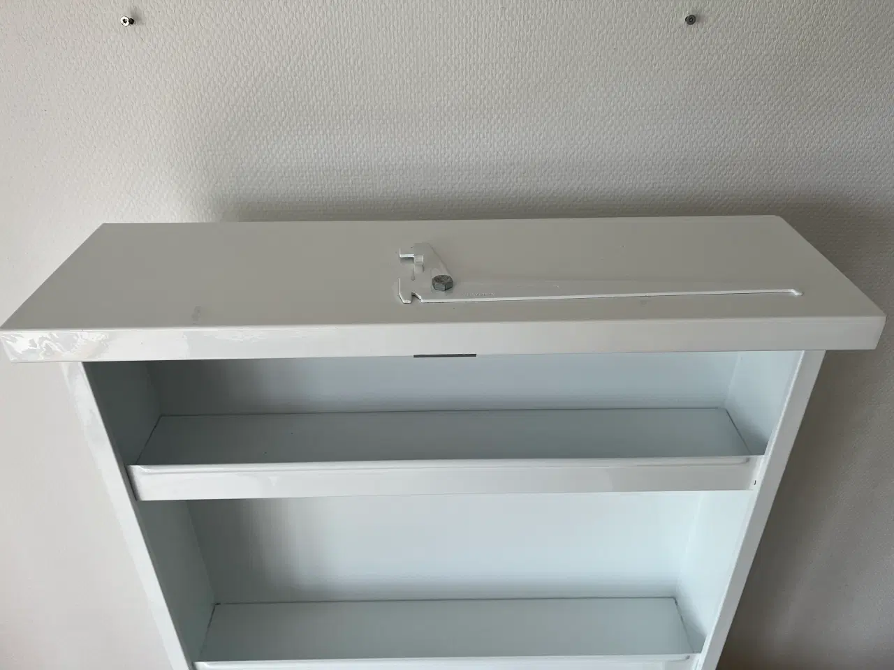 Billede 14 - Væghængt puslebord i hvid metal, BabyDan