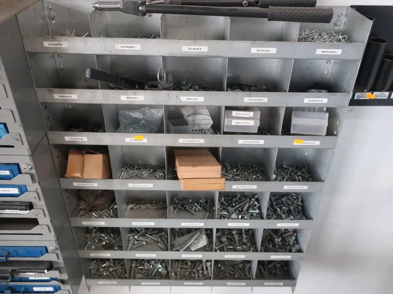 Billede 6 - 2 stk. sortimentsreoler med indhold