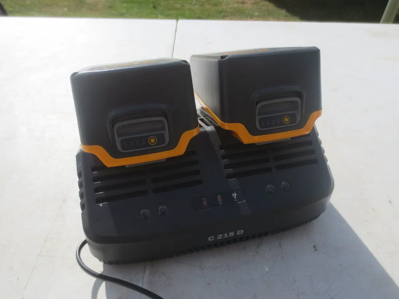 Billede 2 - 2 stk Stiga Lihtium Batterier og en lader C215D
