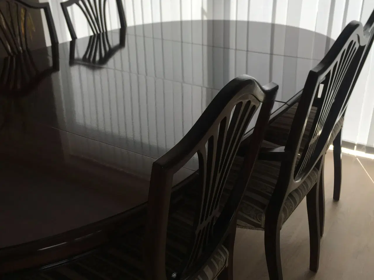Billede 4 - Heppelwhite Mahogni spisebord og stole.