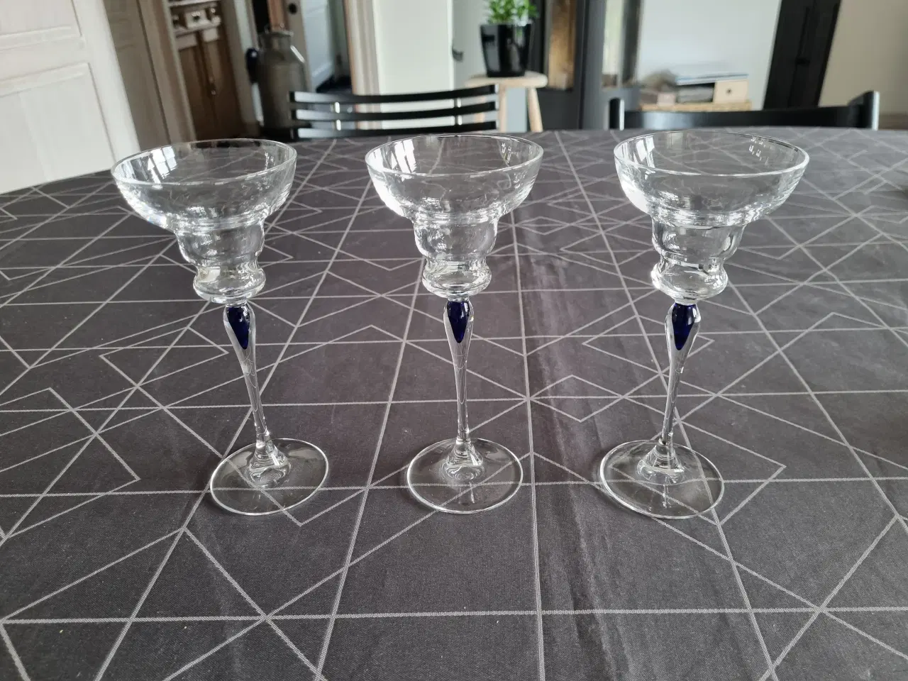 Billede 2 -  Blå dråbe! 3 stk. lysestage og 2 vinglas