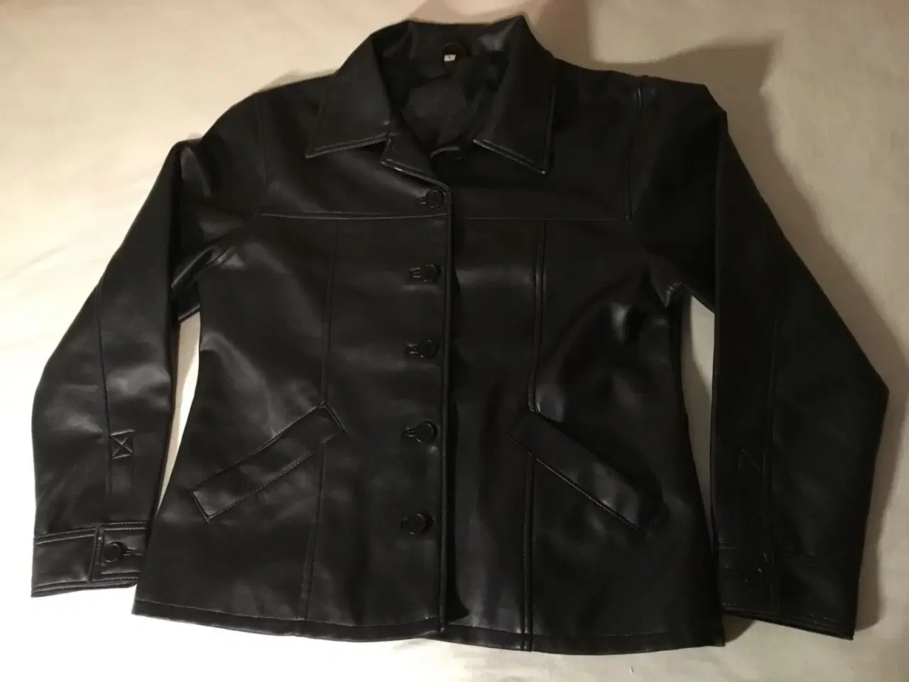 Billede 1 - Sort faux læder jakke til salg