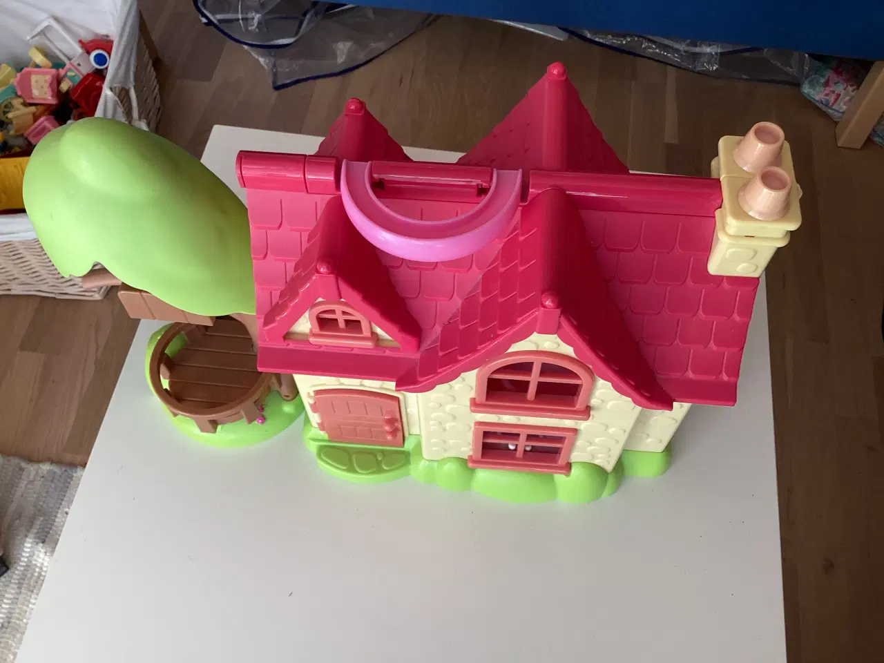 Billede 3 - Fint legehus fra Play2Learn inkl. figurer